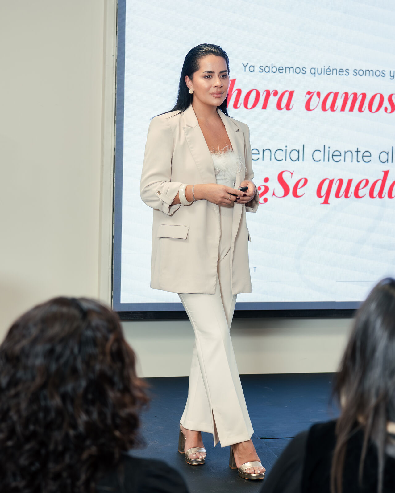 Daniela Vivanco presentando en vivo